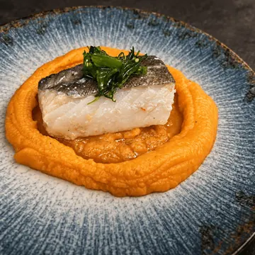 Lomo de bacalao confitado sobre parmentier de boniato
