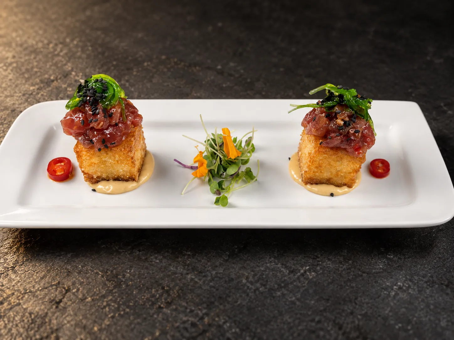 Tartar de atún rojo sobre lingote de arroz
