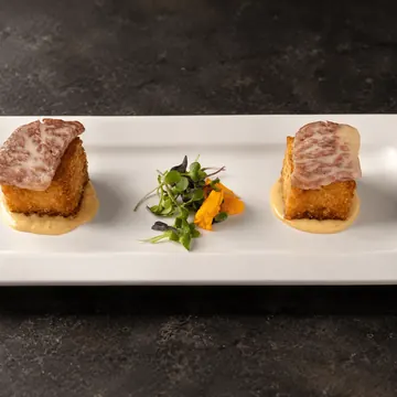 Bocaditos de entrecot de Kobe sobre lingote de arroz frito