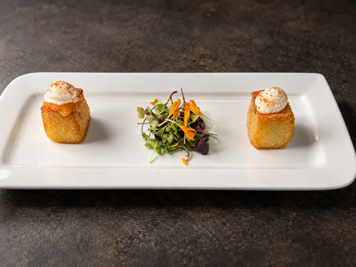 Patatas bravas rellenas de salsa brava casera