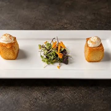 Patatas bravas rellenas de salsa brava casera con alioli