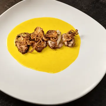 Chipirones de potera en texturas con emulsión cítrica de azafrán