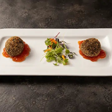 Croquetas de morcilla de cebolla argentina con mermelada de tomate