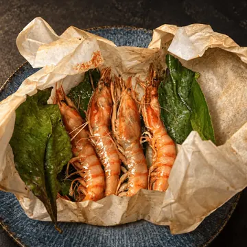 Gambas rojas de Palamós ahumadas con hojas de limonero