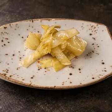 Kimchi casero de col fermentada con especias