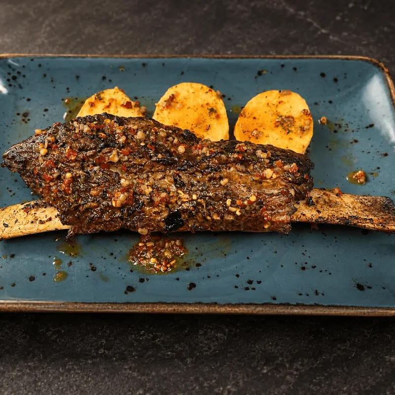 Costillar de Angus argentino con chimichurri y patata