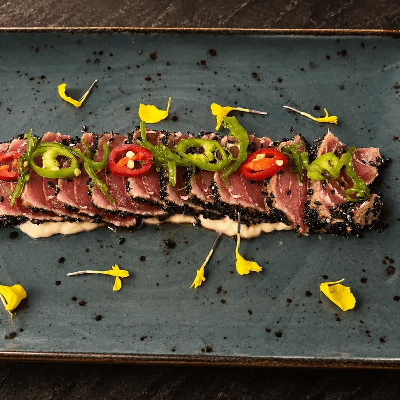 Tataki de atún rojo Balfegó sellado en sésamo, con ají y flores