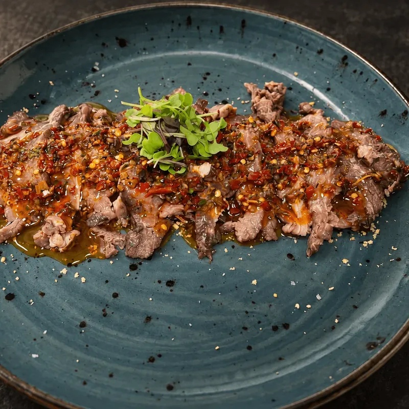 Tataki de vaca argentina sobre mayo-yaki y tierra de pistachos