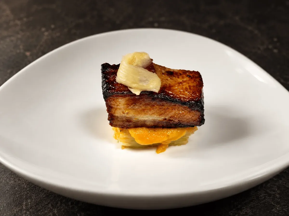 Panceta laqueada al yakitori sobre milhojas de patata