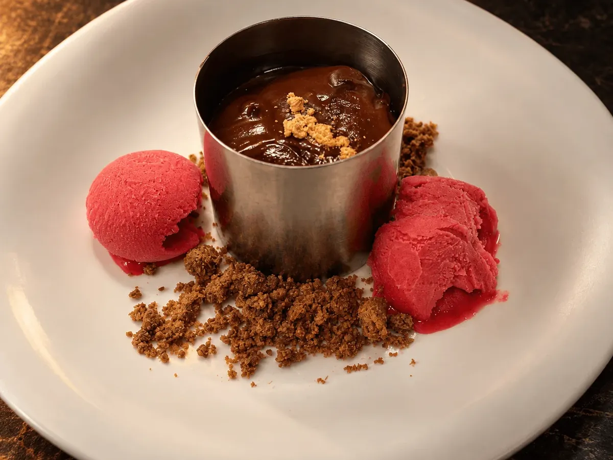 Tarta de chocolate en aro con sorbete de frambuesa