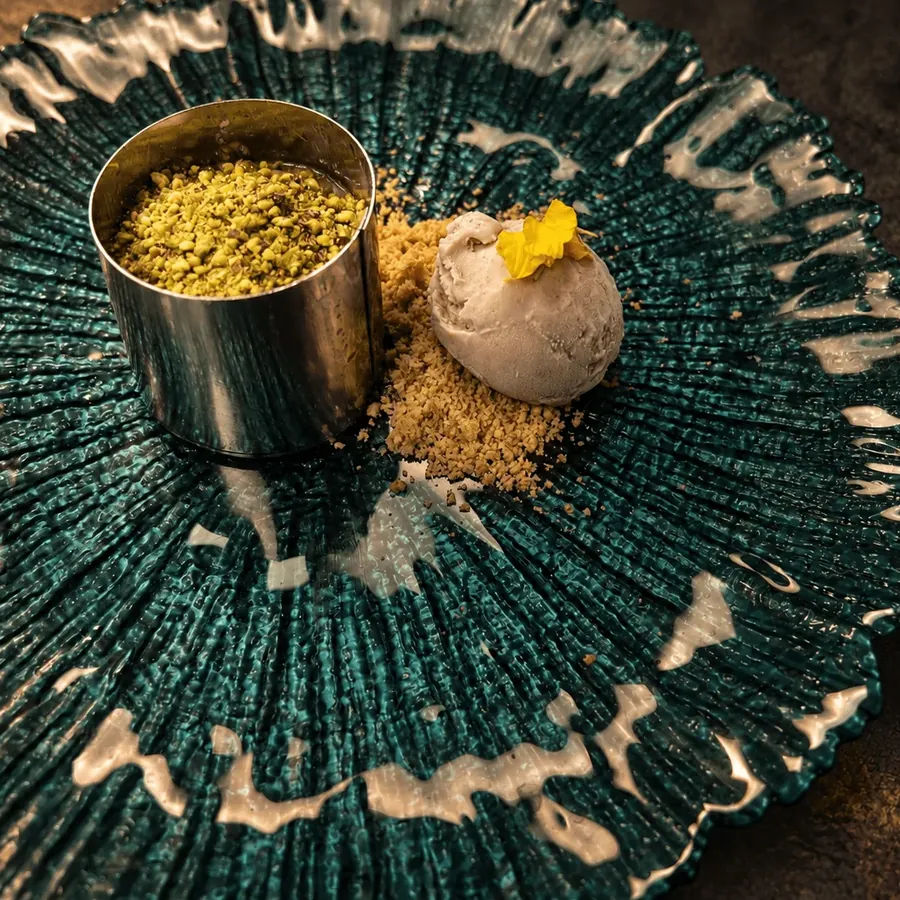 Tarta de chocolate blanco y pistacho con helado de fresa