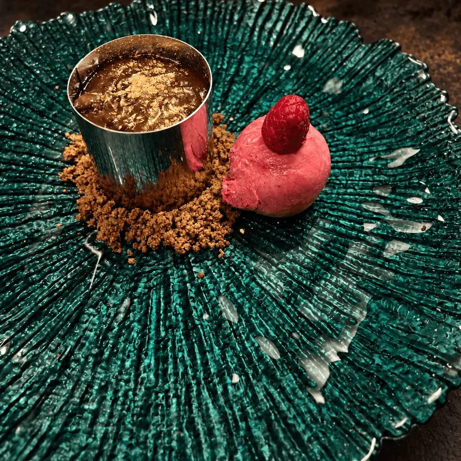 Tarta de chocolate con polvo de oro y sorbete de frambuesa