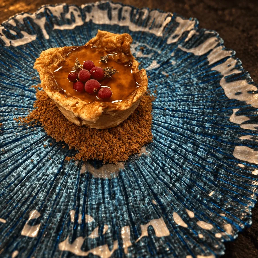 Tarta de queso de cabra con miel y frutos rojos