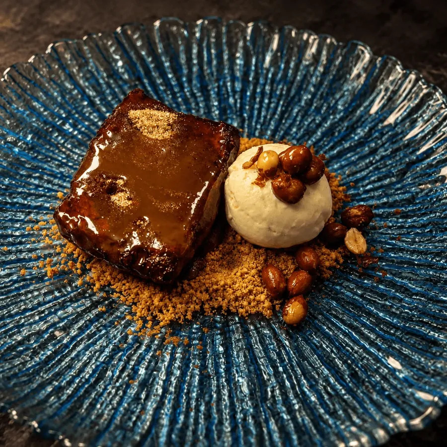 Torrija de masa madre con helado de leche merengada y cacahuete